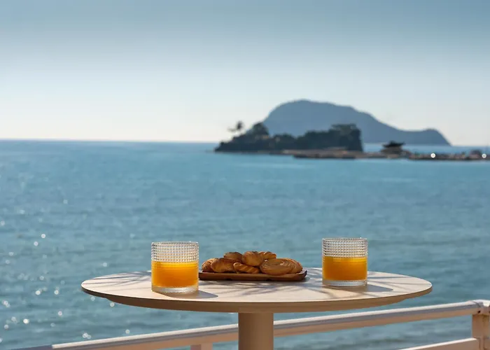 C'Est La Vie - Beachfront Accommodation
